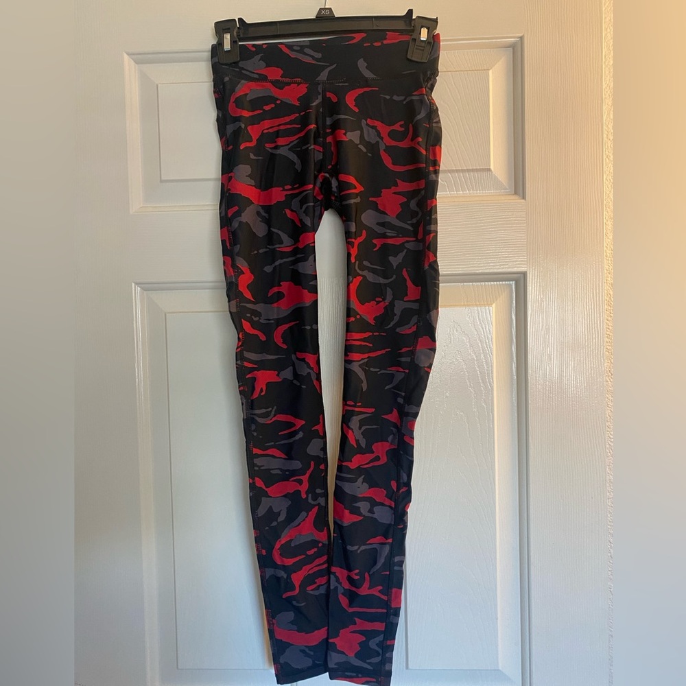 Bred, black, and grey camo tights. Fit is Low rise, compression
